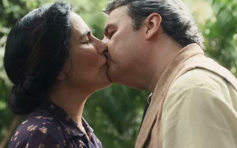A atriz Gloria Pires, à esquerda, beija o ator Cássio Gabus Mendes ambos caracterizados como os seus personagens em cena de Éramos Seis