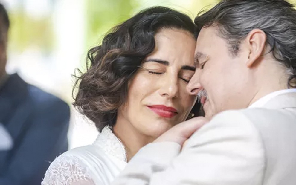 Os atores Gloria Pires e Cássio Gabus Mendes abraçados caracterizados como Lola e Afonso em cena de Éramos Seis