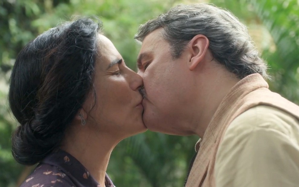 Lola (Gloria Pires) beija Afonso (Cássio Gabus Mendes) em cena de Éramos Seis