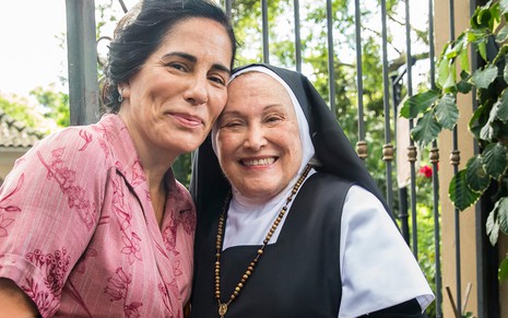 A atriz Gloria Pires caracterizada de Lola está ao lado de Nicette Bruno, vestida de freira, em cena de Éramos Seis