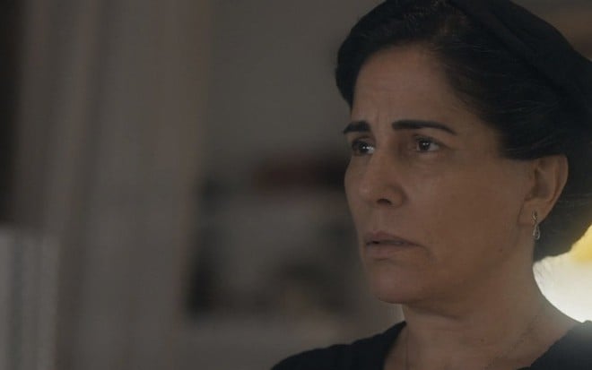 A atriz Gloria Pires, vestida de preto, caracterizada como a Lola em cena de Éramos Seis