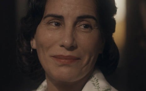 A atriz Gloria Pires caracterizada como Lola em cena de Éramos Seis