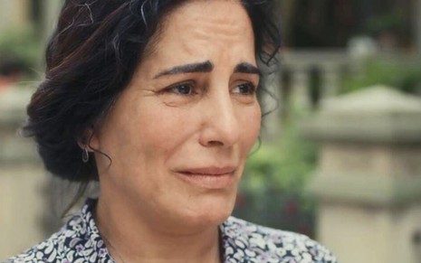 A atriz Gloria Pires em close-up com expressão de choro caracterizada como Lola em cena de Éramos Seis