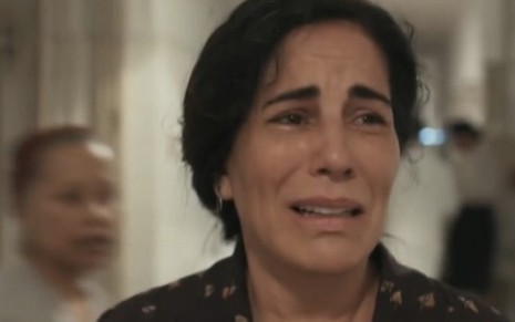 A atriz Gloria Pires chora caracterizada como a Lola em cena de Éramos Seis