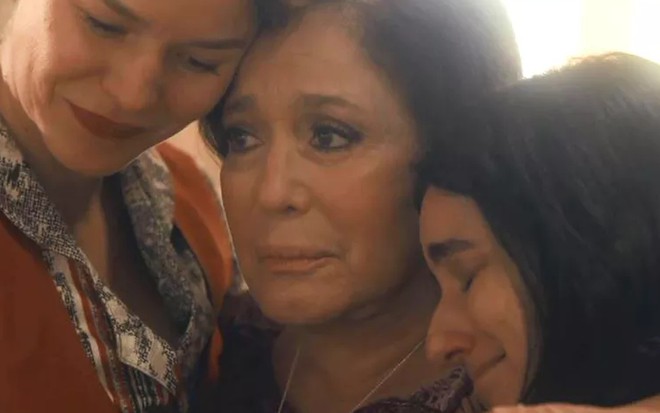 Adelaide (Joana de Verona) e Justina (Julia Stockler) abraçam Emília (Susana Vieira) em cena de Éramos Seis