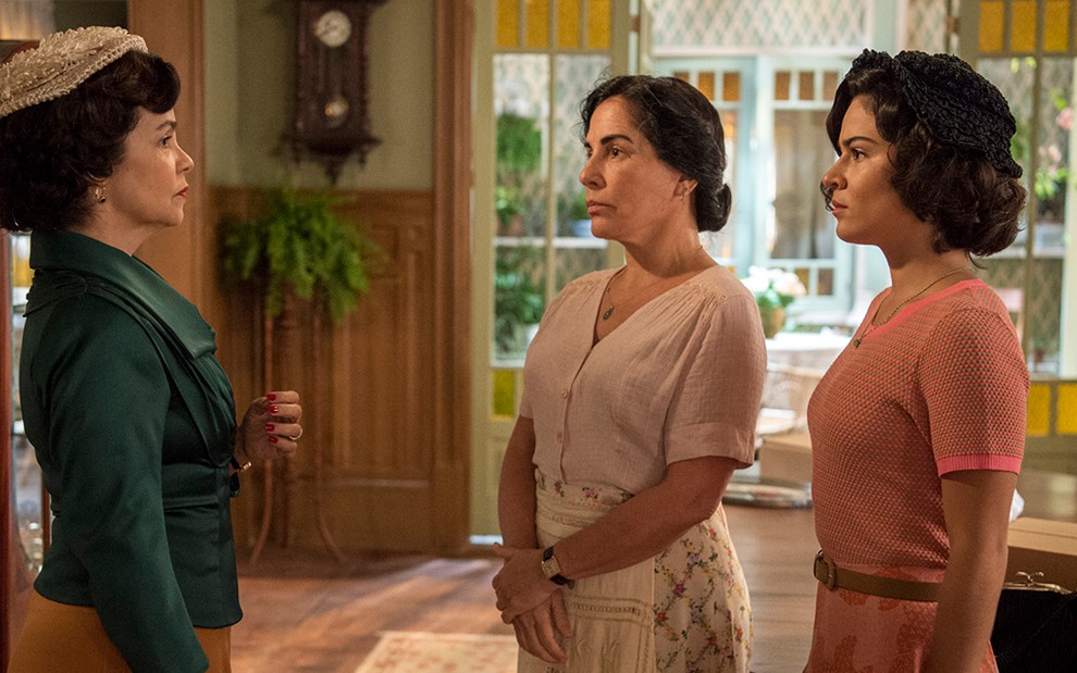 À esquerda, Luciana Braga caracterizada como a Zulmira discute com Gloria Pires, a Lola, e Giullia Buscacio, a Isabel, em cena de Éramos sEIS