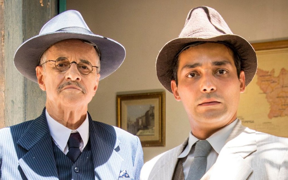Foto posada dos atores Marcos Caruso e Eduardo Sterblitch caracterzados como personagens da novela Éramos Seis, da Globo