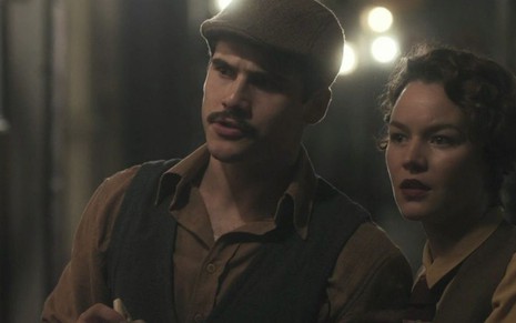 Os atores Nicolas Prattes e Joana de Verona caracterizados como Alfredo e Adelaide em cena da novela Éramos Seis