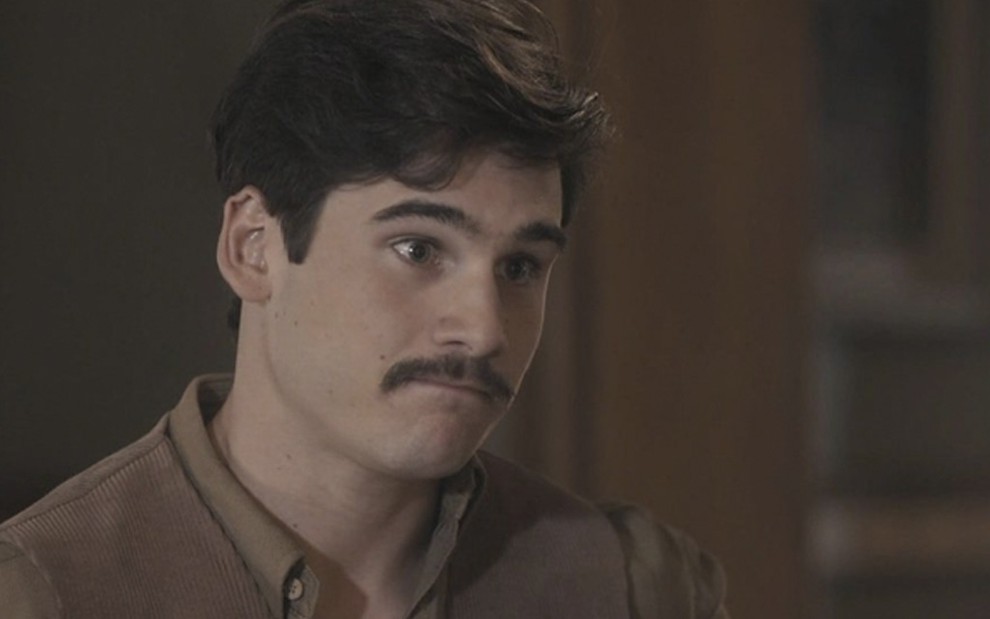 O ator Nicolas Prattes olha para o lado direito, com expressão de surpresa, caracterizado como o Alfredo em cena de Éramos Seis