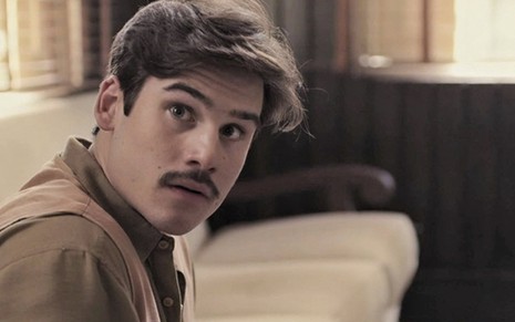 O ator Nicolas Prattes caracterizado como Alfredo em cena de Éramos Seis, novela das seis da TV Globo