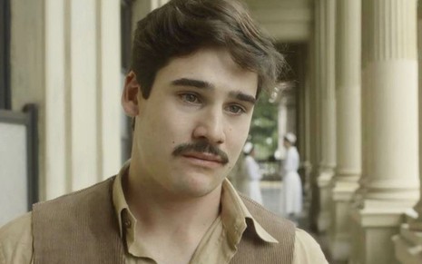 O ator Nicolas Prattes, com cara de choro, caracterizado como o Alfredo em cena de Éramos Seis