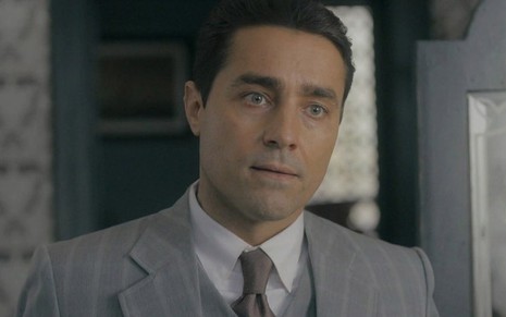 O ator Ricardo Pereira caracterizado como o personagem Almeida em cena de Éramos Seis