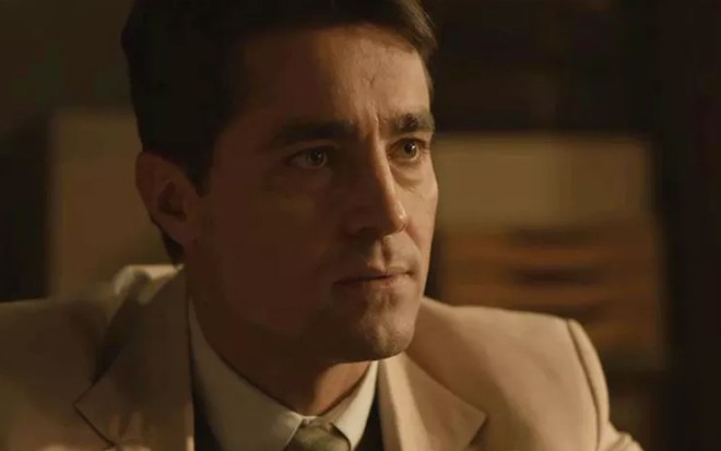 O ator RIcardo Pereira caracterizado como o personagem Almeida em cena de Éramos Seis
