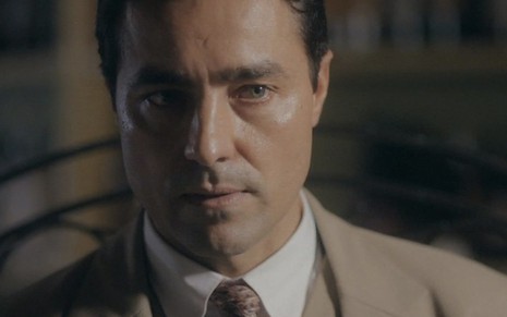 O ator Ricardo Pereira, em close no seu rosto, caracterizado como o Almeida em cena de Éramos Seis