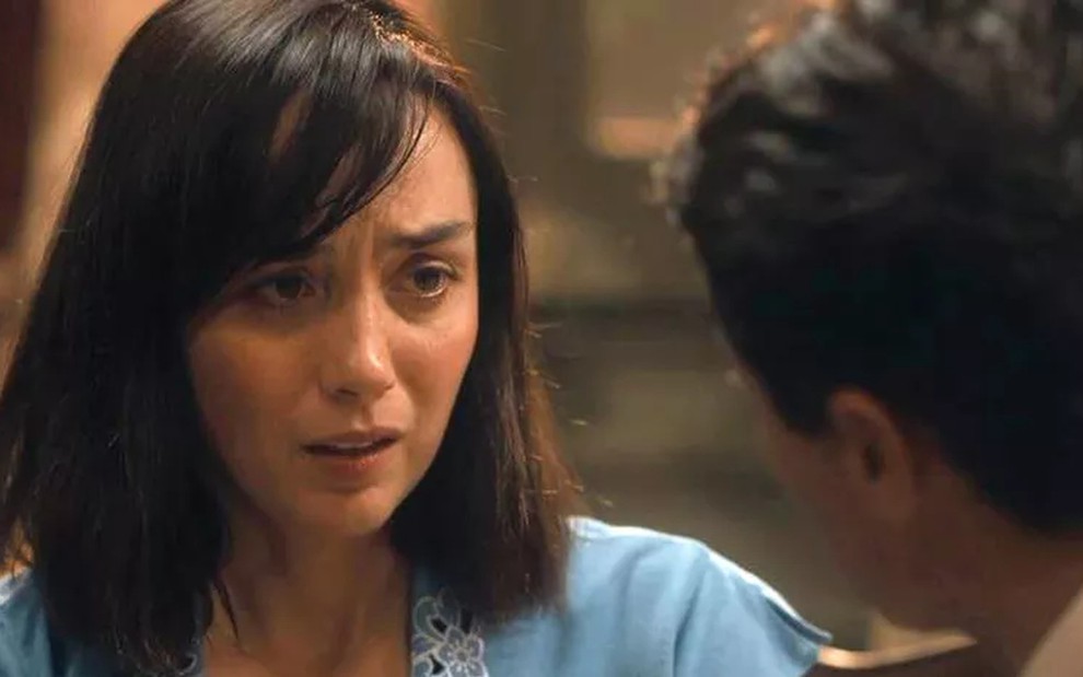 Clotilde (Simone Spoladore) conta a Almeida (Ricardo Pereira) que eles têm um filho em Éramos Seis