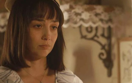 A atriz SImone Spoladore caracterizada como a Clotilde em cena de Éramos Seis, novela das seis da Globo