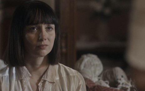 A atriz Simone Spoladore caracterizada como a Clotilde em cena de Éramos Seis