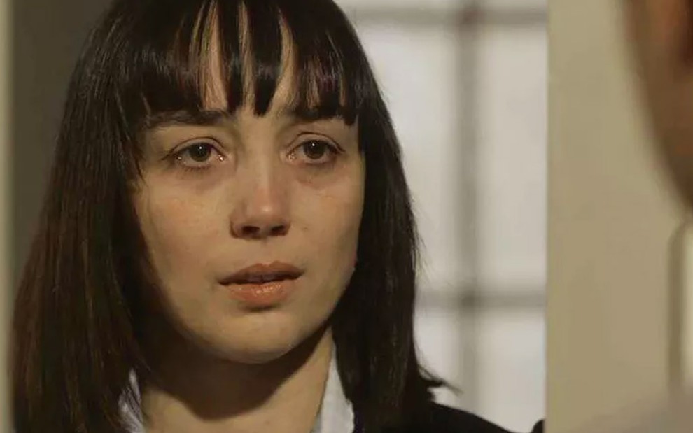 A atriz Simone Spoladore caracterizada como a Clotilde em cena de Éramos Seis, um close up em seu rosto, ela acabou de chorar