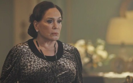 A atriz Susana Vieira caracterizada como a Emília em cena de Éramos Seis; ela olha para a direita, com expressão de raiva