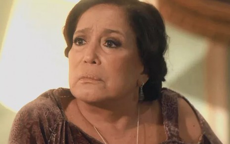 A atriz Susana Vieira caracterizada como a Emília em cena de Éramos Seis