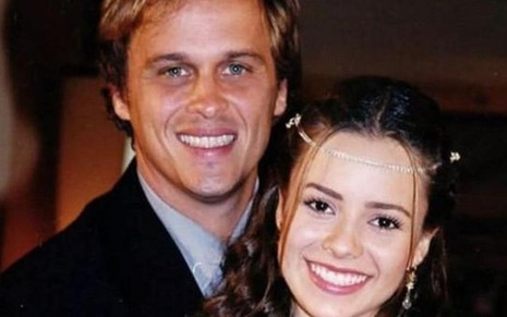 O ator Guilherme Fontes abraçado com a cantora Sandy Leah como os personagens Tony e Cristal, respectivamente, na novela Estrela-Guia, da Globo