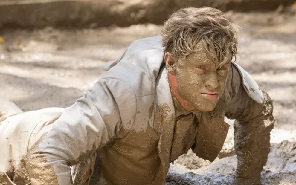 O ator Klebber Toledo caracterizado como Romeu, coberto por lama, em cena de Êta Mundo Bom!