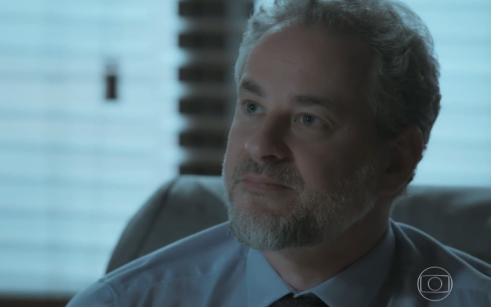 O ator Dan Stulbach com expressão de incerteza em cena como Eugênio de A Força do Querer