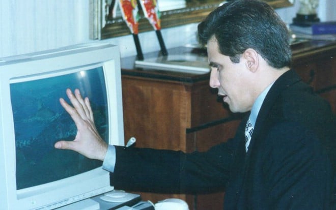Júlio Falcão (Edson Celulari) em cena de Explode Coração (1995) em frente a um computador antigo