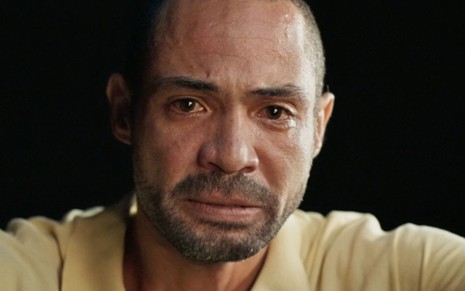 O ator Silvio Guindane como Neilton Mattos Pinto, pai do adolescente João Pedro Mattos Pinto, assassinado aos 14 anos, no especial Falas Negras, da Globo