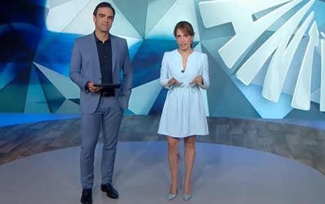 Os apresentadores Tadeu Schmidt e Poliana Abritta no comando do Fantástico, da Globo, em 2019