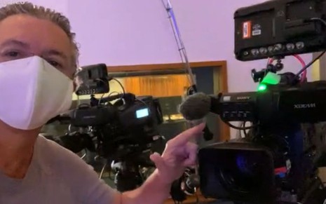 De máscara, Boninho mostra câmera que operou na live de Roberto Carlos