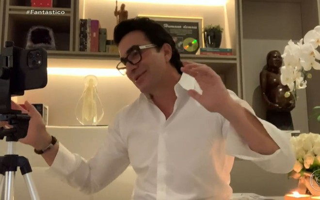 Padre Fábio de Melo faz dancinha diante da câmera
