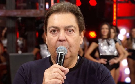 Fausto Silva divulgando os oito competidores do Show dos Famosos 2020