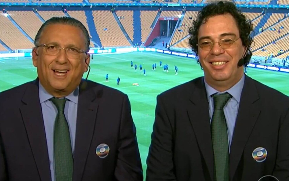 O narrador Galvão Bueno e o comentarista Walter Casagrande na cabine de transmissão em jogo da Seleção