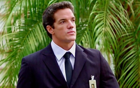 O ator Carlos Machado com expressão séria durante gravação da novela Fina Estampa como o personagem Ferdinand