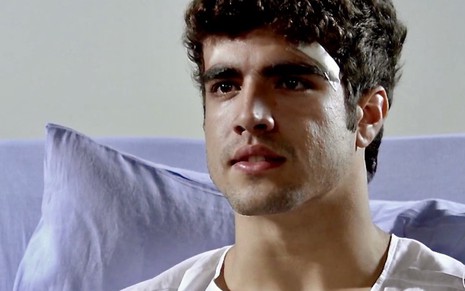 O ator Caio Castro está com curativo no rosto em gravação de Fina Estampa no cenário de um hospital