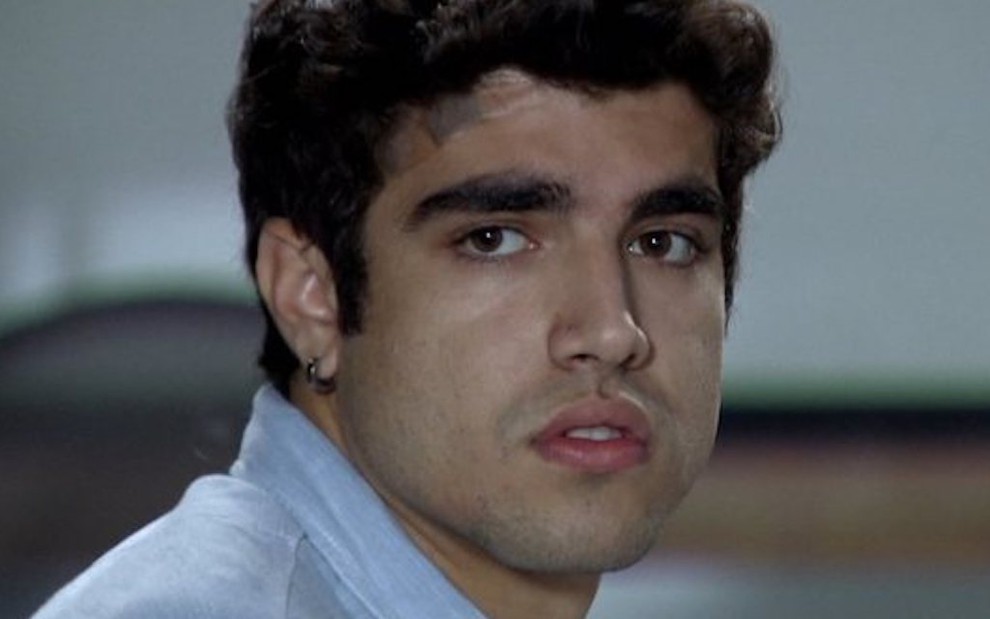 O ator Caio Castro durante gravação de cena como o personagem Antenor na novela Fina Estampa