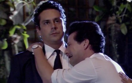 Os atores Alexandre Nero e Marcelo Serrado em cena de Fina Estampa: Nero é abraçado por Serrado que está aos prantos