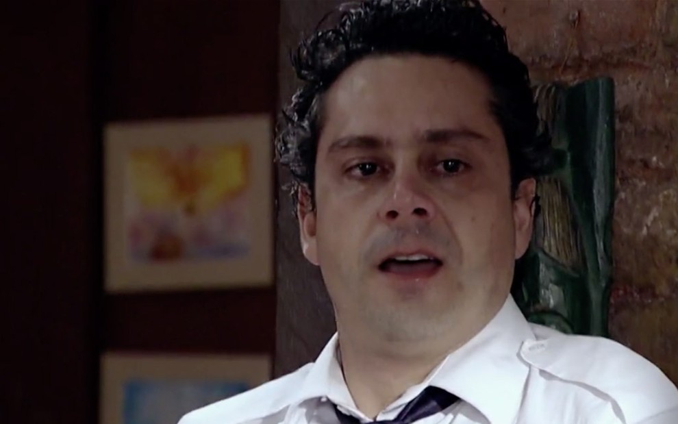 O ator Alexandre Nero, caracterizado como Baltazar, em cena de Fina Estampa: personagem usa camisa branca com gravata preta e tem olhar de atordoado