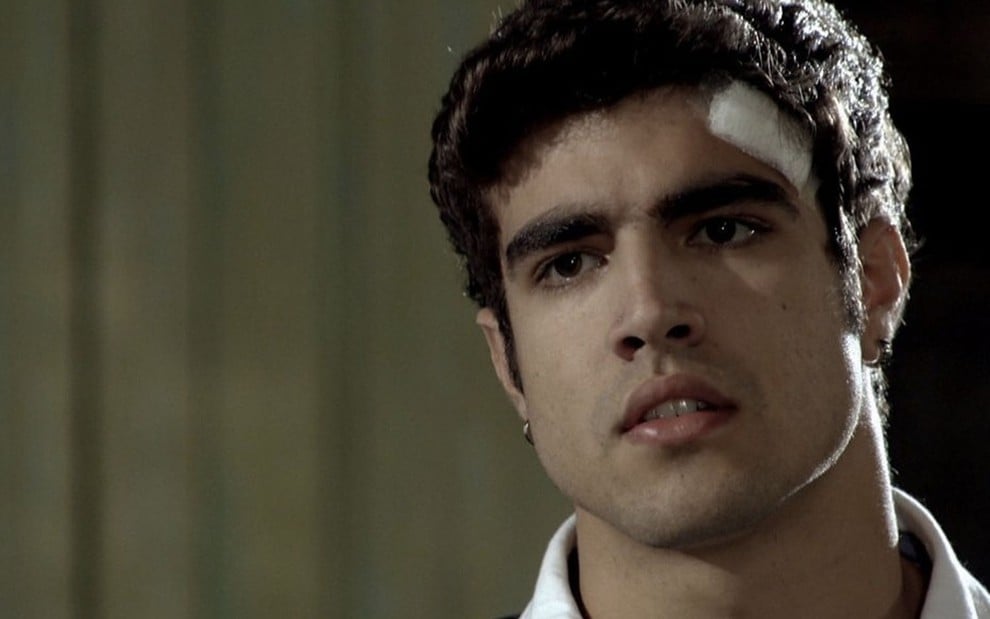 O ator Caio Castro caracterizado como o Antenor em cena de Fina Estampa