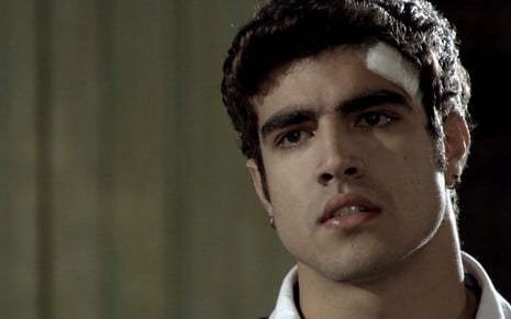 O ator Caio Castro caracterizado como o Antenor em cena de Fina Estampa