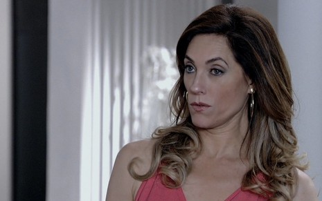 A atriz Christiane Torloni caracterizada como Tereza Cristina com uma expressão de surpresa em cena de Fina Estampa