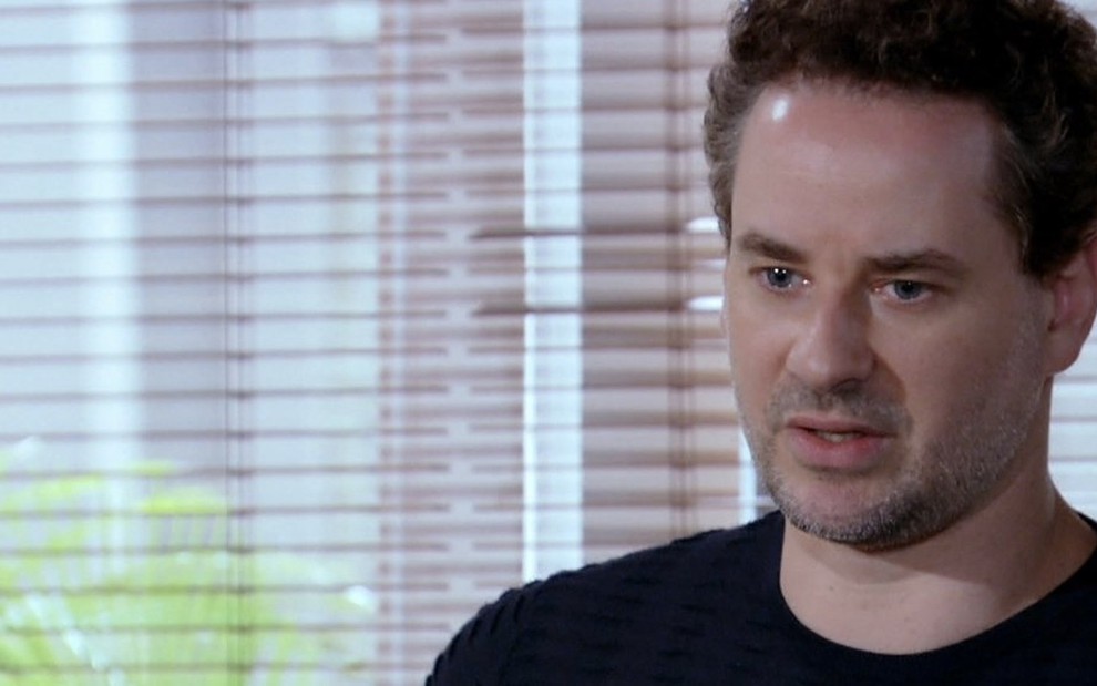 O ator Dan Stulbach caracterizado como o personagem Paulo em cena da novela Fina Estampa