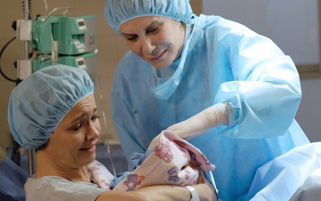 As atrizes Julia Lemmertz e Renata Sorrah usam touca e aventais em cena de parto da novela Fina Estampa