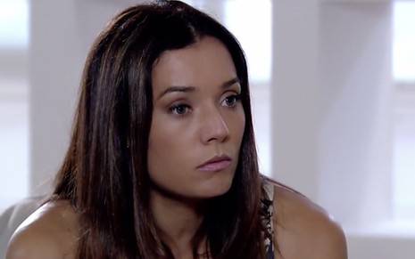 Monica Carvalho, caracterizada como Gloria em Fina Estampa: atriz encara alguém fora do quadro com olhar sério