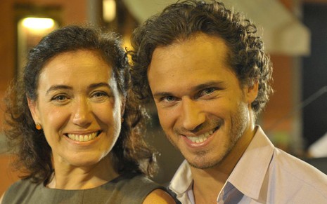 Lilia Cabral e Paulo Rocha caracterizados como Griselda e Guaracy em foto de divulgação de Fina Estampa