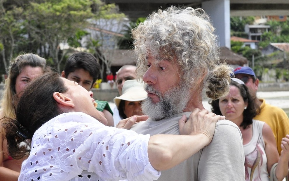 A atriz Lilia Cabral agarra José Mayer pelo pescoço em cena da novela Fina Estampa, da Globo