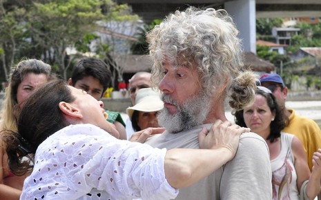 A atriz Lilia Cabral agarra José Mayer pelo pescoço em cena da novela Fina Estampa, da Globo