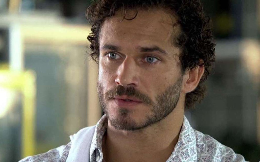 O ator Paulo Rocha faz uma expressão de seriedade durante gravação de cena como o personagem Guaracy de Fina Estampa