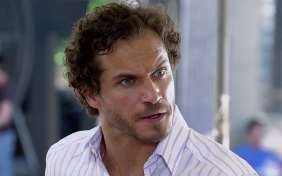 O ator Paulo Rocha caracterizada como Guaracy em Fina Estampa: personagem faz olhar de reprovação e usa camisa branca listrada